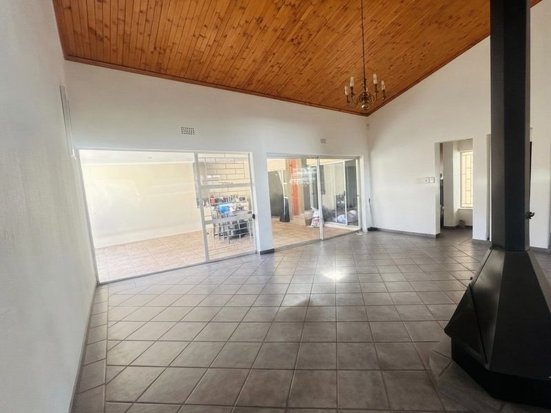 WELL PRICED Northcliff family home with fibre and sunny spaces - Photo 10