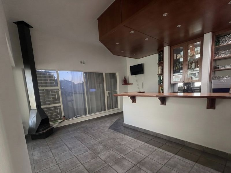 WELL PRICED Northcliff family home with fibre and sunny spaces - Photo 8