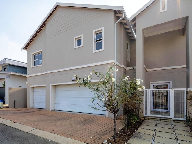 NO TRANSFER DUTY:  Estate Living Open-Plan Living - 4 Beds -3 Baths -Entertainers Home - Photo 2