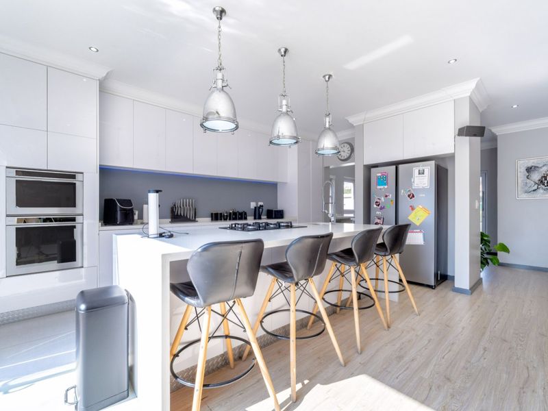 NO TRANSFER DUTY:  Estate Living Open-Plan Living - 4 Beds -3 Baths -Entertainers Home - Photo 10