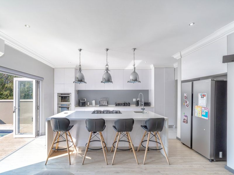 NO TRANSFER DUTY:  Estate Living Open-Plan Living - 4 Beds -3 Baths -Entertainers Home - Photo 9