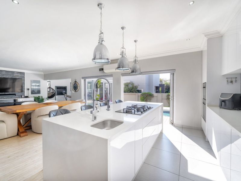 NO TRANSFER DUTY:  Estate Living Open-Plan Living - 4 Beds -3 Baths -Entertainers Home - Photo 8