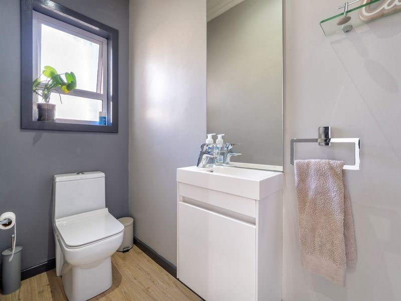 NO TRANSFER DUTY:  Estate Living Open-Plan Living - 4 Beds -3 Baths -Entertainers Home - Photo 7