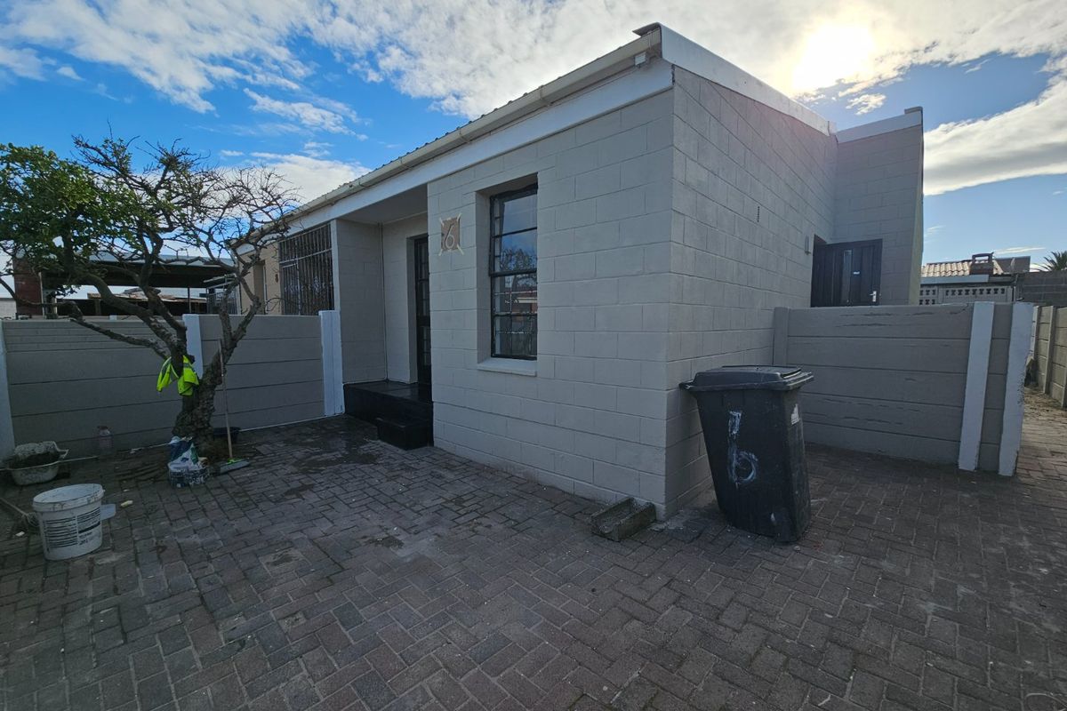 NEWLY RENOVATED THREE BEDROOM HOUSE FOR SALE - Photo 5