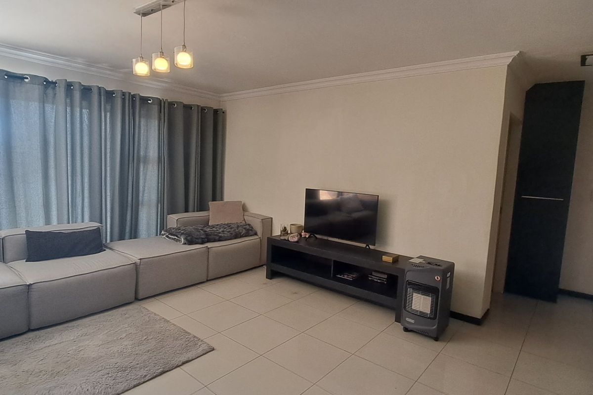 Spacious & Modern 2-Bedroom Apartment To Rent - Photo 2