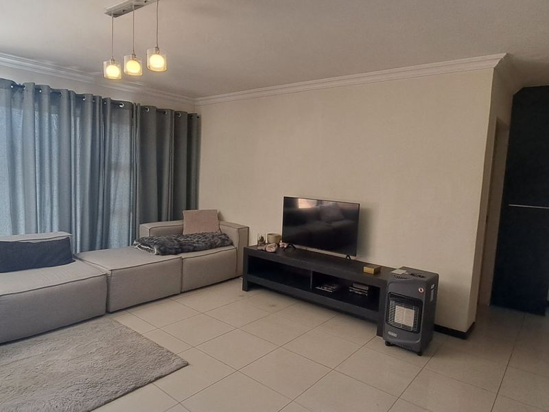 Spacious & Modern 2-Bedroom Apartment To Rent - Photo 2