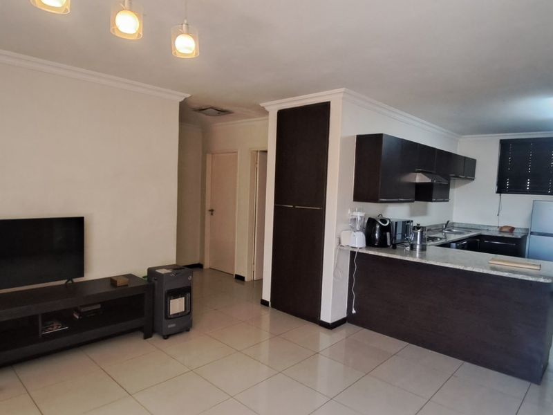 Spacious & Modern 2-Bedroom Apartment To Rent - Photo 4