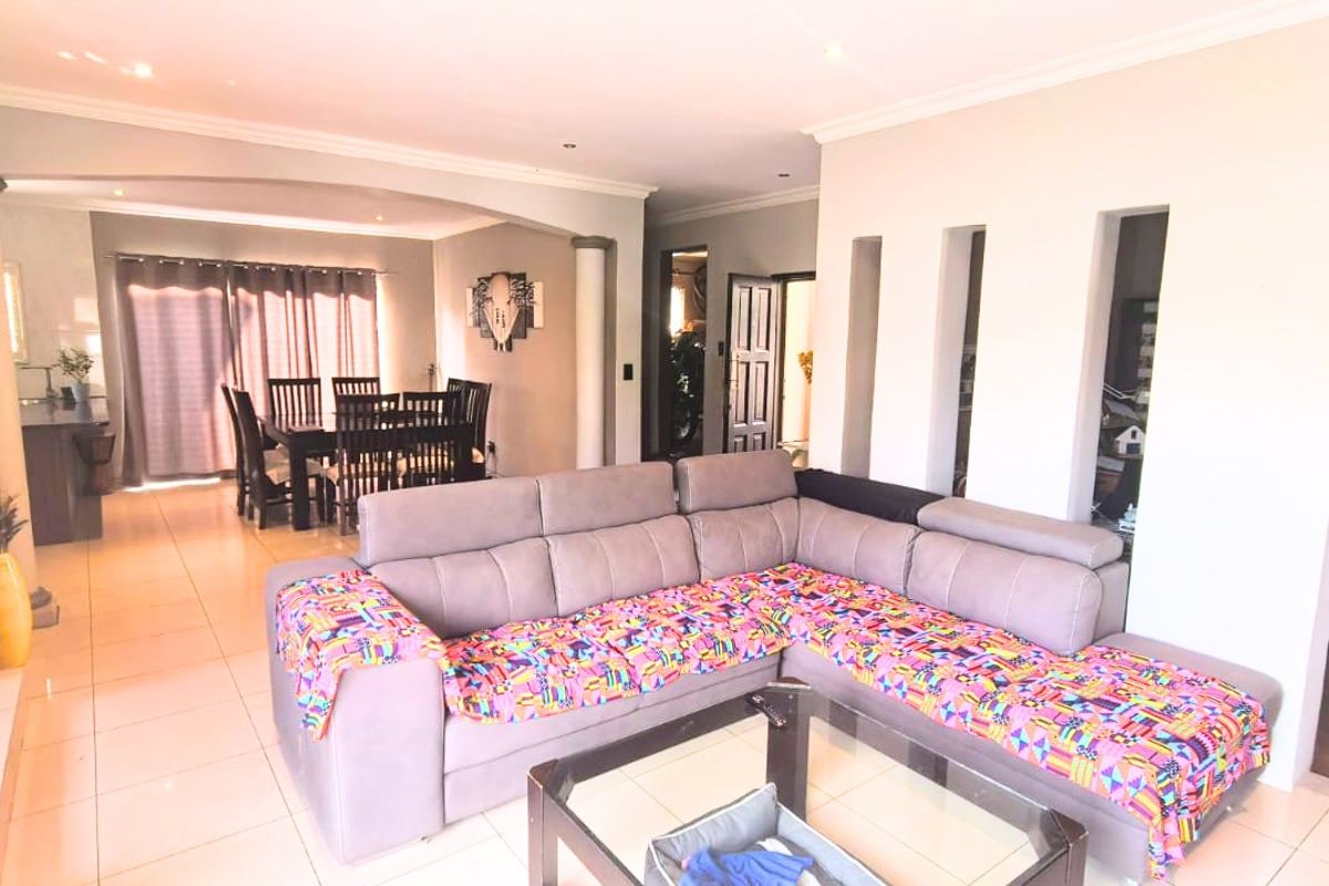 Elegant 3-Bedroom Family Home for Sale in Golden Rose Complex, Halfway Gardens, Midrand - Photo 2