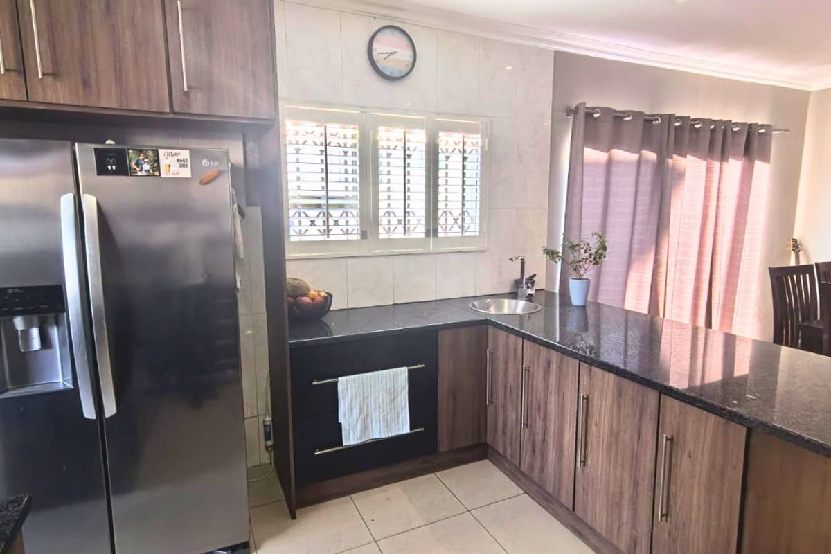 Elegant 3-Bedroom Family Home for Sale in Golden Rose Complex, Halfway Gardens, Midrand - Photo 3