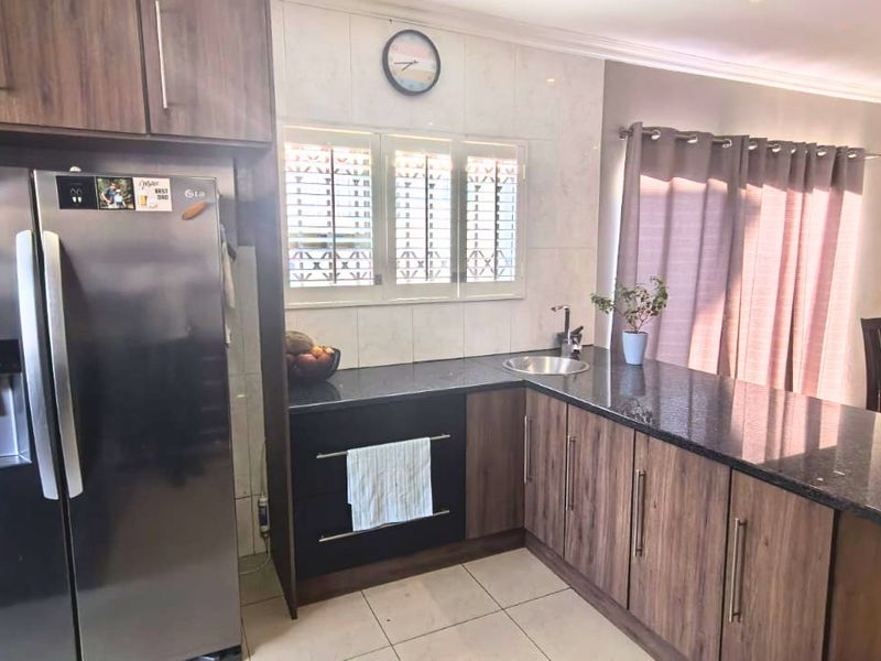 Elegant 3-Bedroom Family Home for Sale in Golden Rose Complex, Halfway Gardens, Midrand - Photo 3