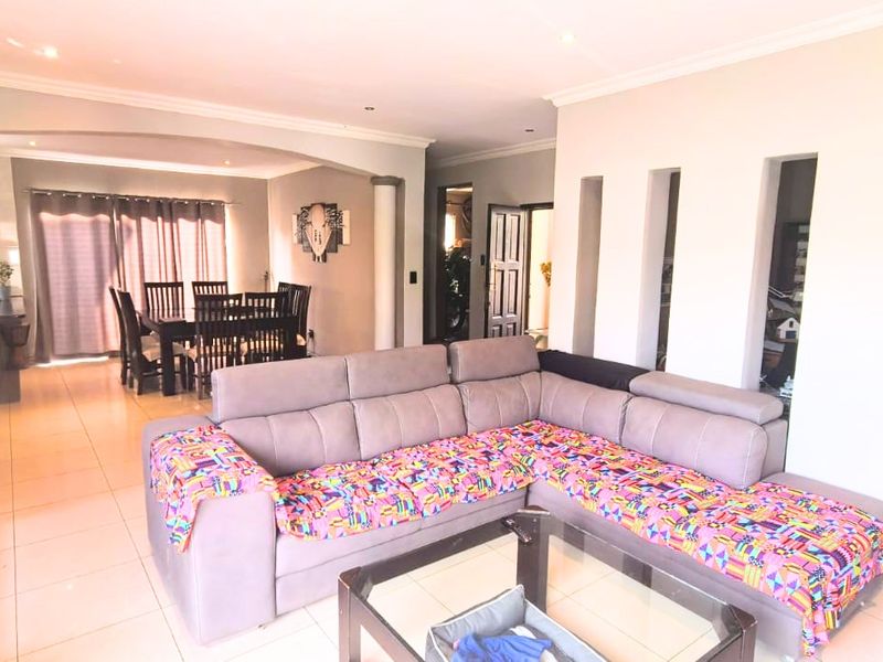 Elegant 3-Bedroom Family Home for Sale in Golden Rose Complex, Halfway Gardens, Midrand - Photo 2