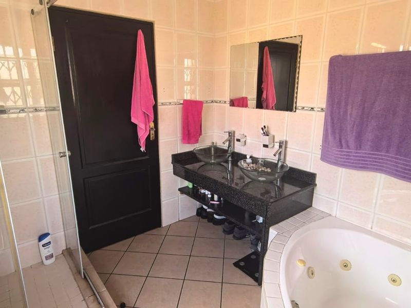 Elegant 3-Bedroom Family Home for Sale in Golden Rose Complex, Halfway Gardens, Midrand - Photo 4