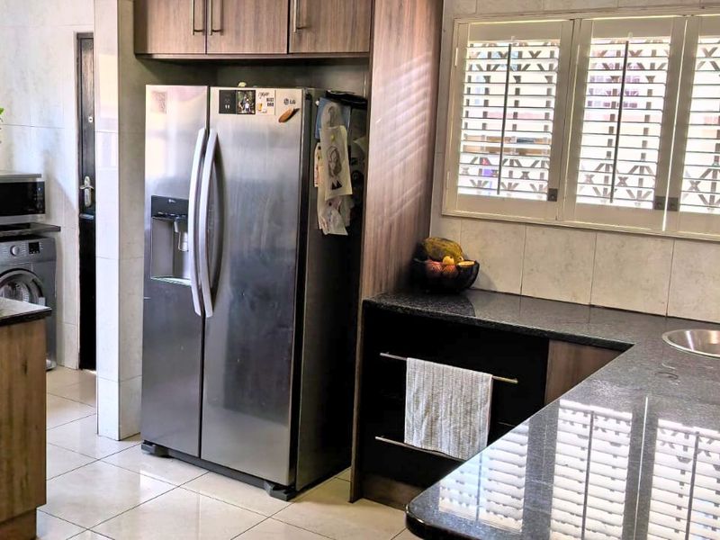Elegant 3-Bedroom Family Home for Sale in Golden Rose Complex, Halfway Gardens, Midrand - Photo 10