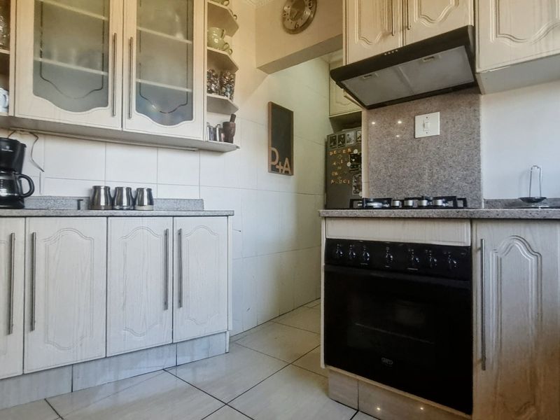 Open plan living in secure Waldrift home - Photo 8