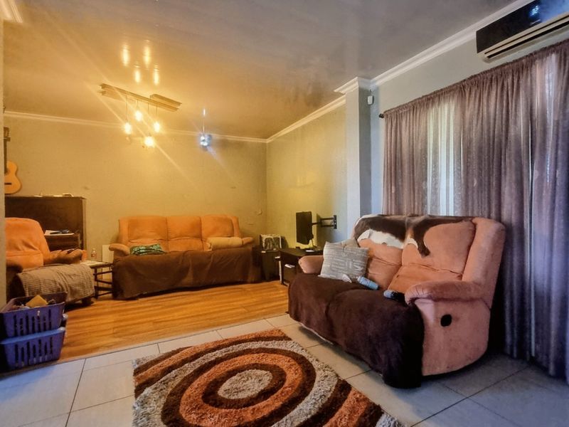 Open plan living in secure Waldrift home - Photo 1