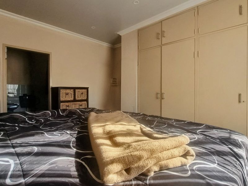 Open plan living in secure Waldrift home - Photo 10