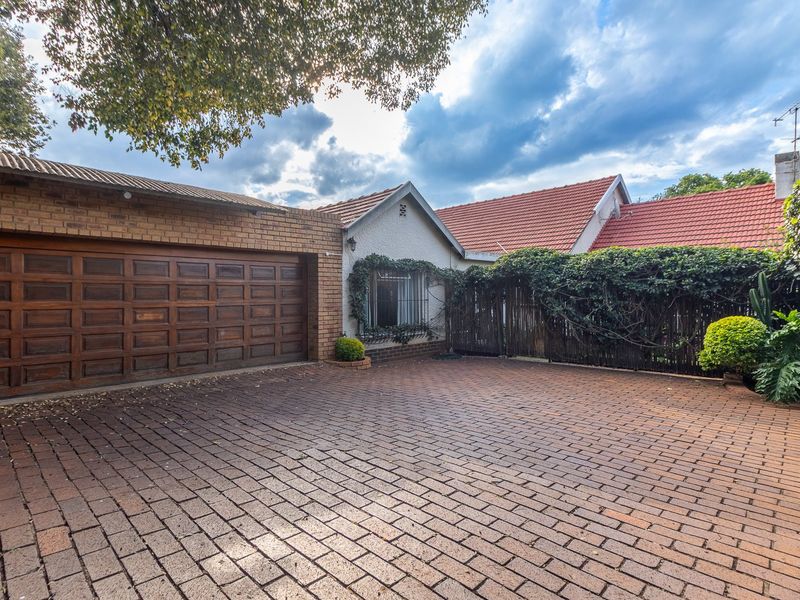 5 Bedroom Home with Garden & Pool – Maintenance Included! - Photo 3