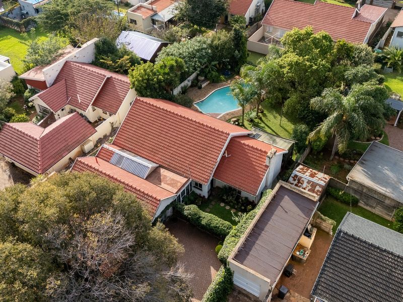 5 Bedroom Home with Garden & Pool – Maintenance Included! - Photo 2