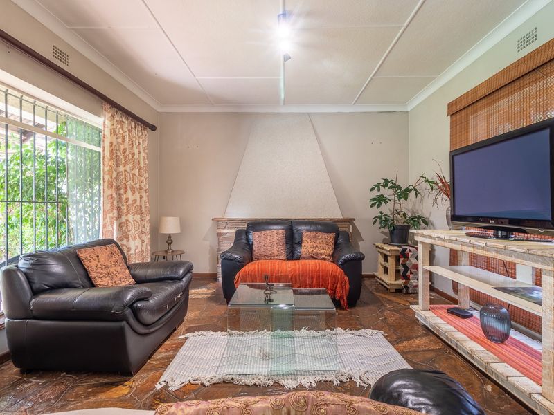 5 Bedroom Home with Garden & Pool – Maintenance Included! - Photo 9
