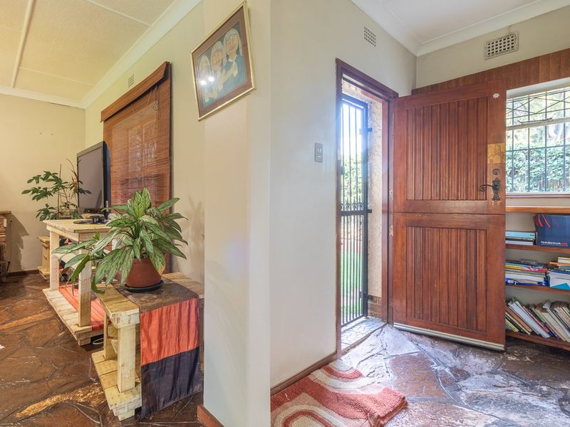 5 Bedroom Home with Garden & Pool – Maintenance Included! - Photo 7