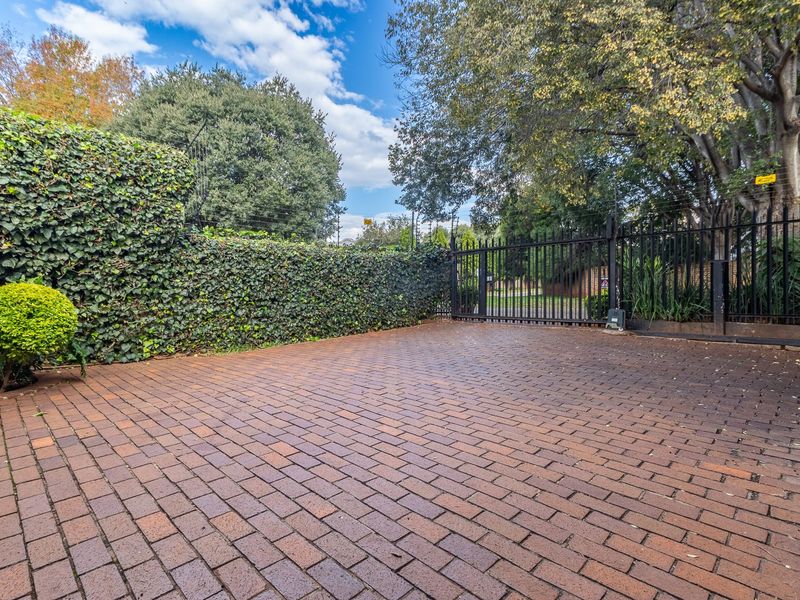 5 Bedroom Home with Garden & Pool – Maintenance Included! - Photo 4
