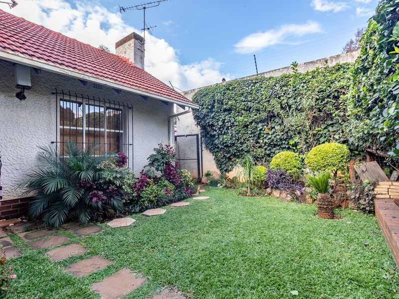 5 Bedroom Home with Garden & Pool – Maintenance Included! - Photo 5