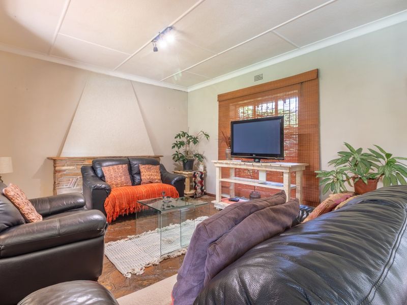 5 Bedroom Home with Garden & Pool – Maintenance Included! - Photo 10