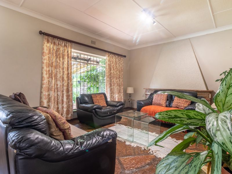 5 Bedroom Home with Garden & Pool – Maintenance Included! - Photo 8