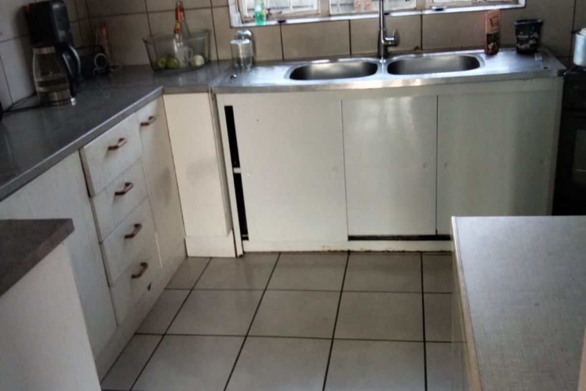 Lovely 2-Bedroom Townhouse to Rent  Don’t miss out on this charming 2-bedroom townhouse situated on a peaceful and secure plot.  Property Features:  2 Spacious bedrooms Safe and secure environment Pet-friendly Large private yard – perfect for children and pets Gas geyser Neat and well-maintained Peaceful country-style living with plenty of space  Enjoy the comfort of secure living with the bonus of a generous yard in a tranquil setting.  Contact me today to arrange a viewing – this lovely home won’t be available for long - Photo 4