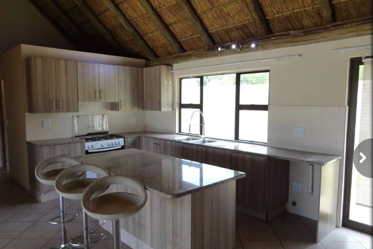 Beautiful 2-Bedroom Townhouse to Rent  Wake up every morning feeling like you’re on holiday in this beautifully maintained 2-bedroom townhouse, perfectly located close to Oakfields Pick n Pay and other essential amenities.  Property Features:  2 Spacious bedrooms Beautifully maintained throughout Pet-friendly for 2 small pets Very safe and secure Gas geyser and gas stove 2Covered parking bays Lovely boma area – perfect for cosy winter braais Charming covered stoep, ideal for enjoying your morning coffee or relaxing after a long day  This stunning townhouse offers a peaceful lifestyle with everything you need for comfortable living. The inviting outdoor spaces and immaculate condition make this home truly special.  Contact me today to arrange a viewing. Homes like this don’t stay on the market for long - Photo 2