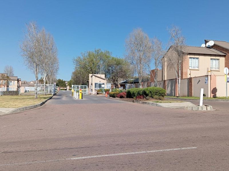 Perfect Starter Home or Investment Opportunity in Noordwyk - Photo 1