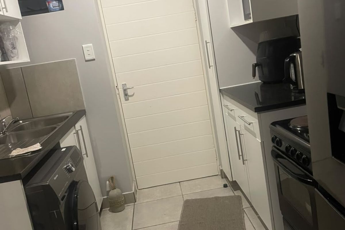 Stunning 2-Bedroom Ground Floor Corner Unit for Sale - Photo 3