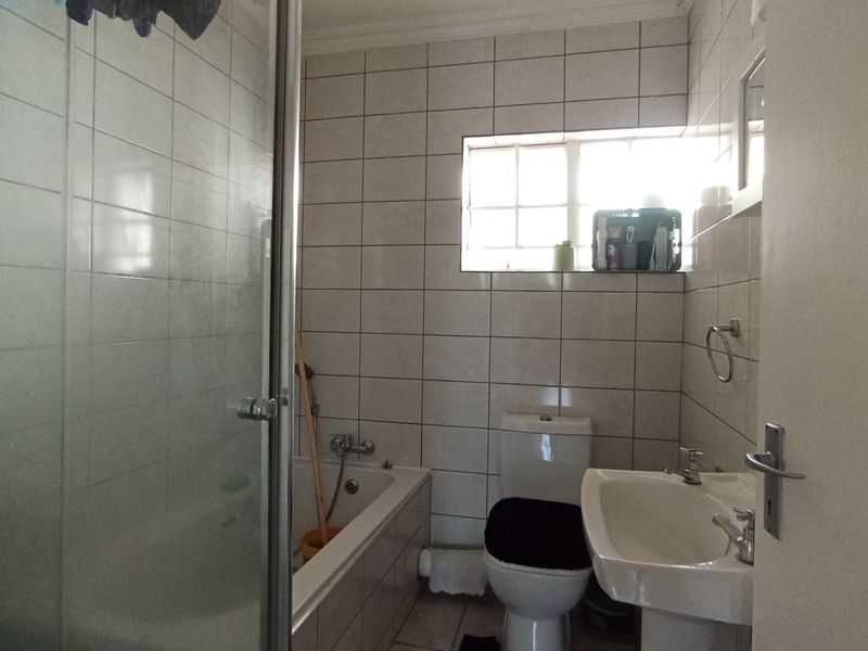 2 Bedroom Apartment with Garage in Parkland Complex - Photo 7