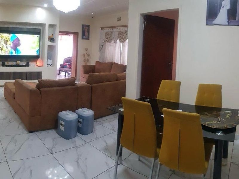 8 bedroom house for sale in Pretoria Gardens  - Photo 4