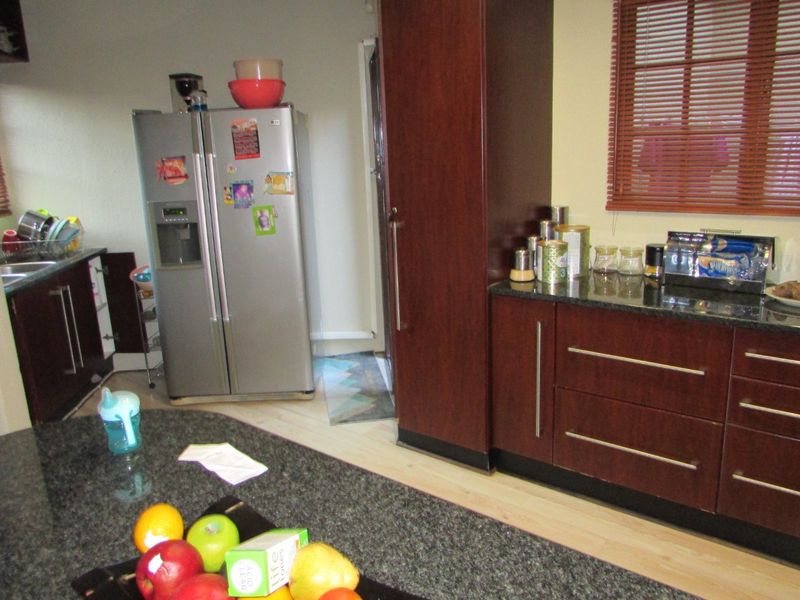 Enjoy easy, secure low-maintenance lock-up and go - Photo 3