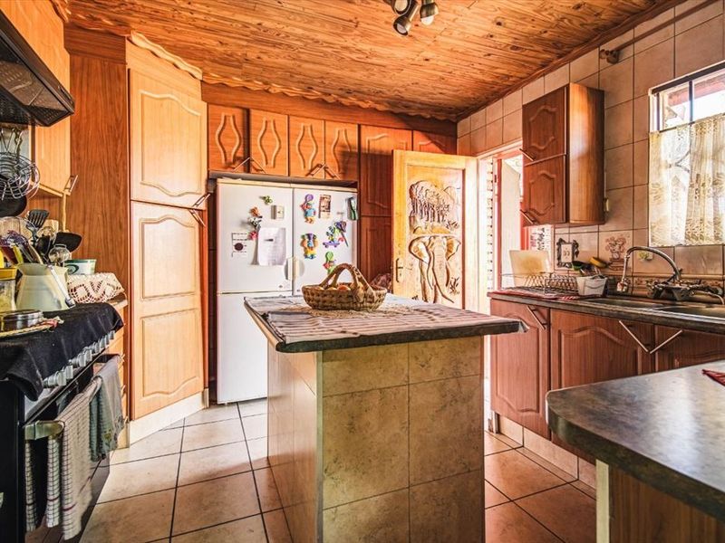 Spacious Family Home With Two Granny Flats - Photo 1