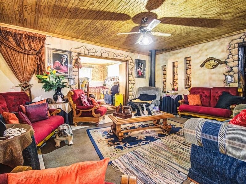 Spacious Family Home With Two Granny Flats - Photo 2