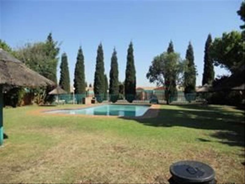 Perfect Family Home With Sparkling Pool - Photo 3