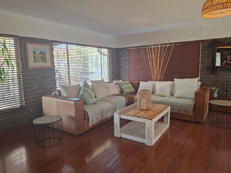 This stunning Move-In-Ready Family Home office space, comfort and the added bonus of a neat full Flatlet - perfect for extended family, guests, or rental income - Photo 2