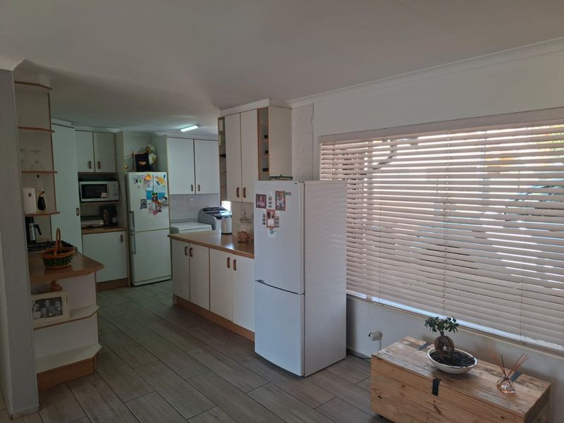 This stunning Move-In-Ready Family Home office space, comfort and the added bonus of a neat full Flatlet - perfect for extended family, guests, or rental income - Photo 5