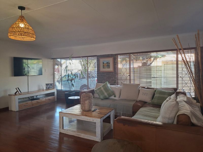 This stunning Move-In-Ready Family Home office space, comfort and the added bonus of a neat full Flatlet - perfect for extended family, guests, or rental income - Photo 1