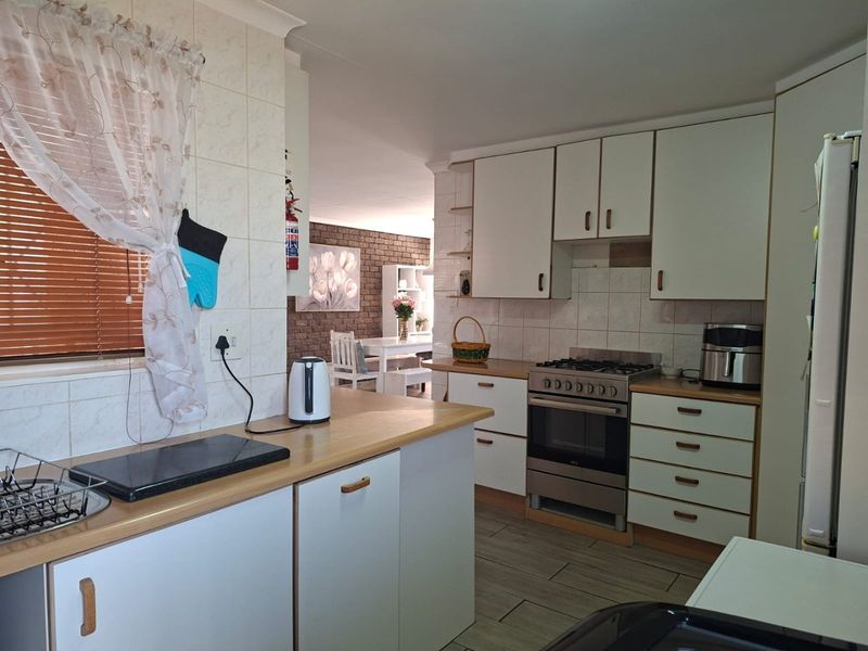 This stunning Move-In-Ready Family Home office space, comfort and the added bonus of a neat full Flatlet - perfect for extended family, guests, or rental income - Photo 4