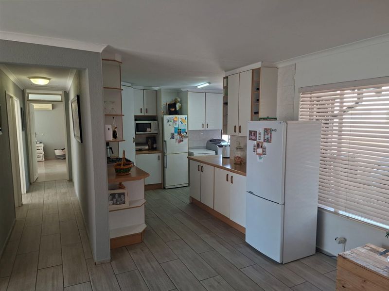 This stunning Move-In-Ready Family Home office space, comfort and the added bonus of a neat full Flatlet - perfect for extended family, guests, or rental income - Photo 6