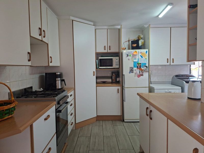 This stunning Move-In-Ready Family Home office space, comfort and the added bonus of a neat full Flatlet - perfect for extended family, guests, or rental income - Photo 7
