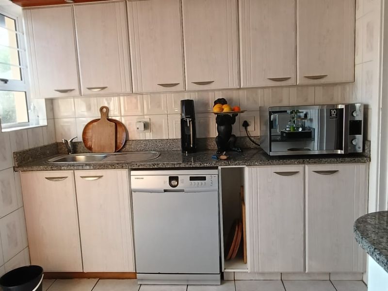 To let in Virginia, Pet friendly 3 bedroom family home with pool and flatlet.  - Photo 9