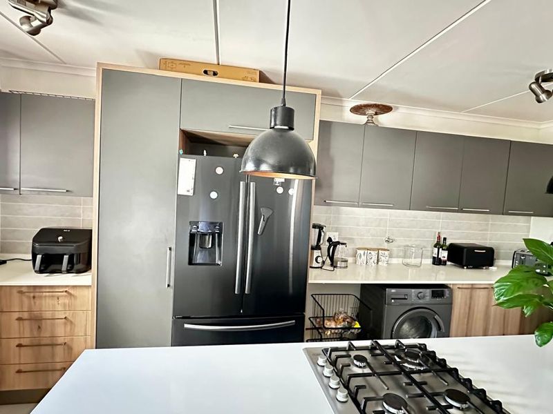 Modern Comfort Meets Contemporary Living   - Photo 4