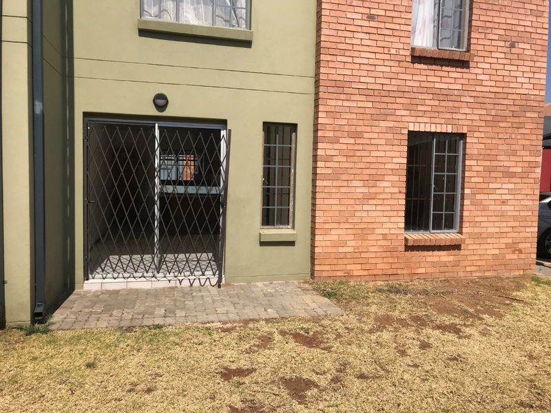 2 Bedroom Apartment For Sale in Amberfield - Photo 2