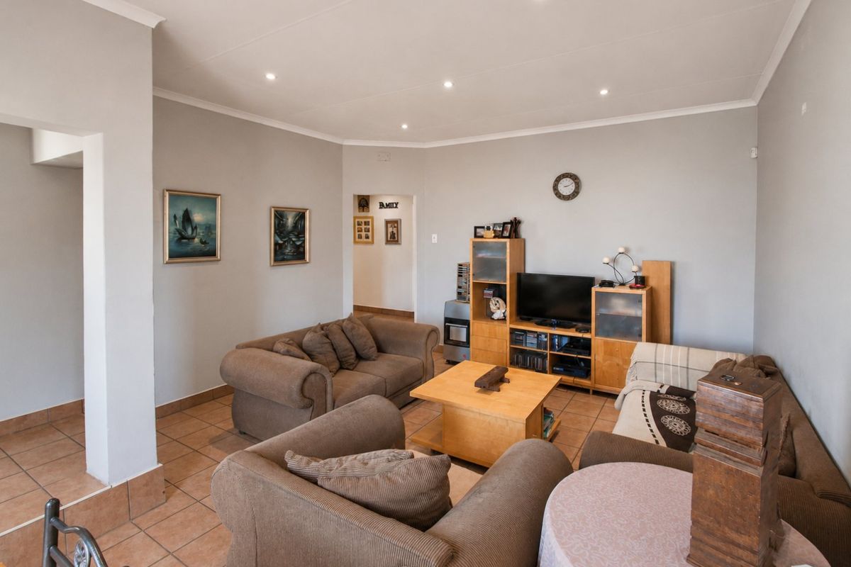 Charming Germiston Home with Cottage! - Photo 4