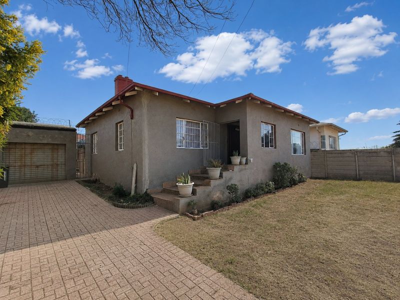 Charming Germiston Home with Cottage! - Photo 1