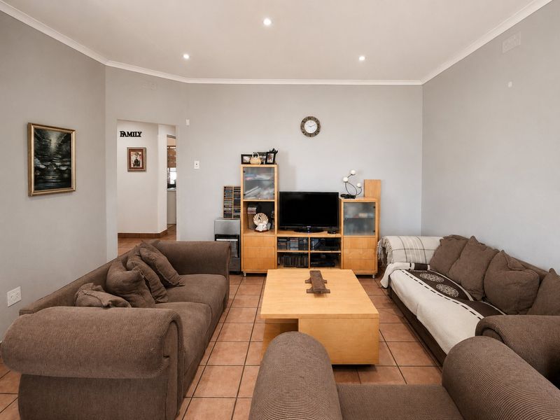 Charming Germiston Home with Cottage! - Photo 3